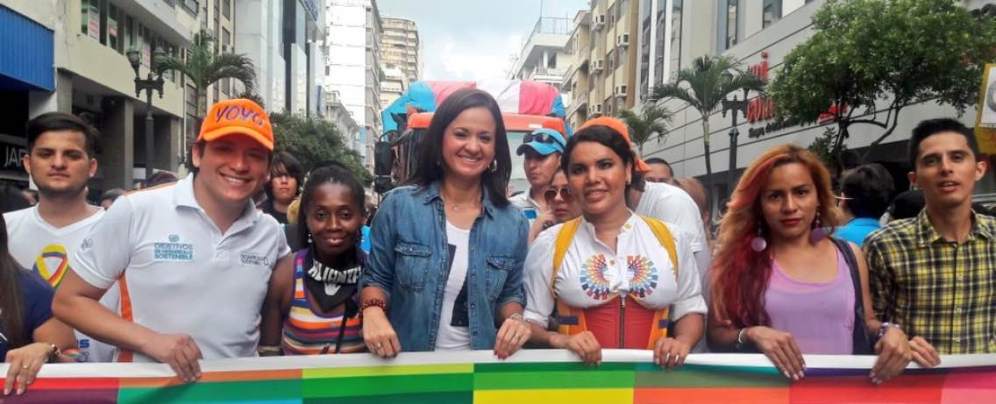 Diane Rodriguez y Marcela Aguinaga en el orgullo gay lgbt glbti 2016 guayaquil guayas ecuador (3)